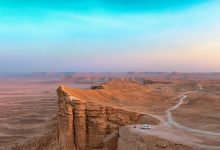 Stunning desert landscape at Edge of the World in Riyadh, Saudi Arabia during sunset.